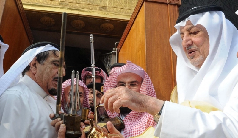 خالد الفيصل يغسل الكعبة في وقت سابق (مكة)