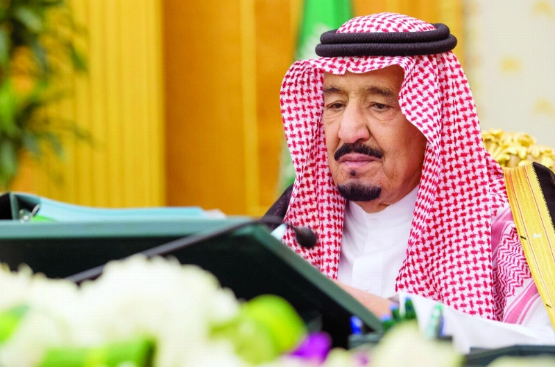 الملك سلمان لدى ترؤسه جلسة مجلس الوزراء في قصر اليمامة بالرياض أمس