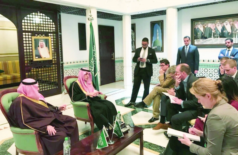 الجبير يتحدث لوسائل الإعلام الأجنبية في مقر السفارة السعودية بلندن أمس (واس)