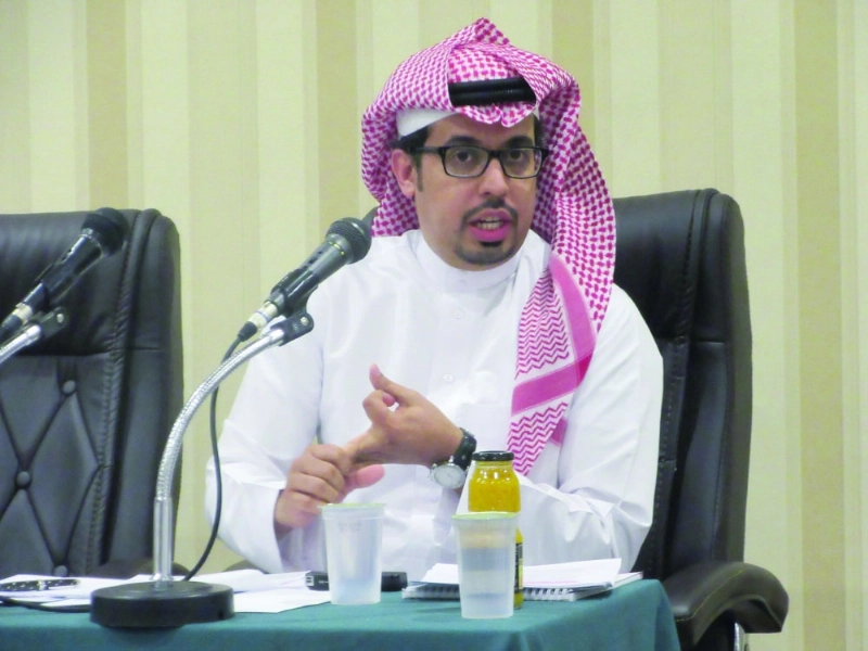علي اليوسف متحدثا في أثناء المحاضرة (مكة)