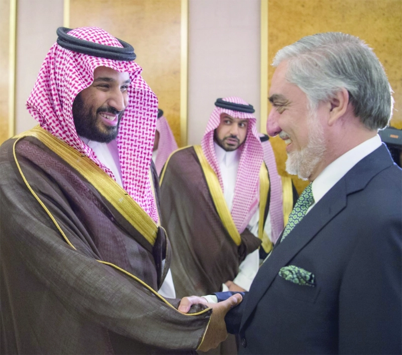 الأمير محمد بن سلمان مستقبلا عبدالله عبدالله في الرياض أمس (بندر الجلعود)