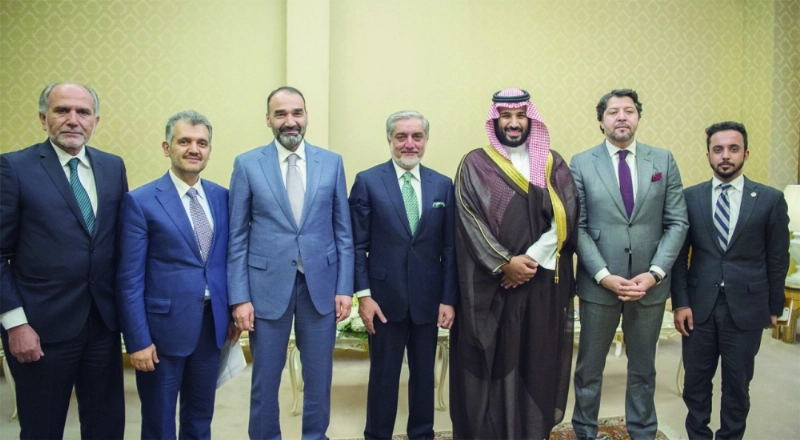 الأمير محمد بن سلمان متوسطا عبدالله عبدالله والوفد المرافق (بندر الجلعود)