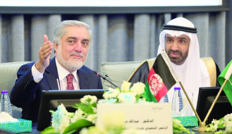 عبدالله خلال زيارته غرفة الرياض (مكة)