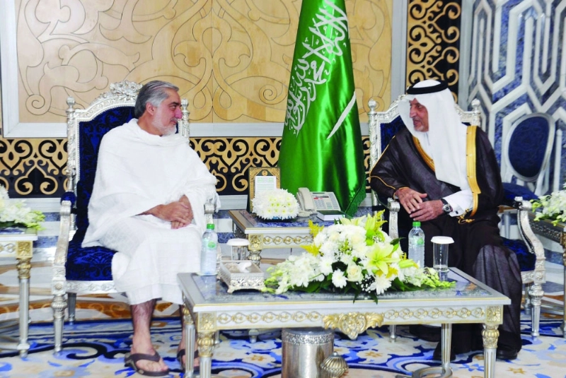 خالد الفيصل لدى استقباله عبدالله عبدالله أمس في جدة (واس)