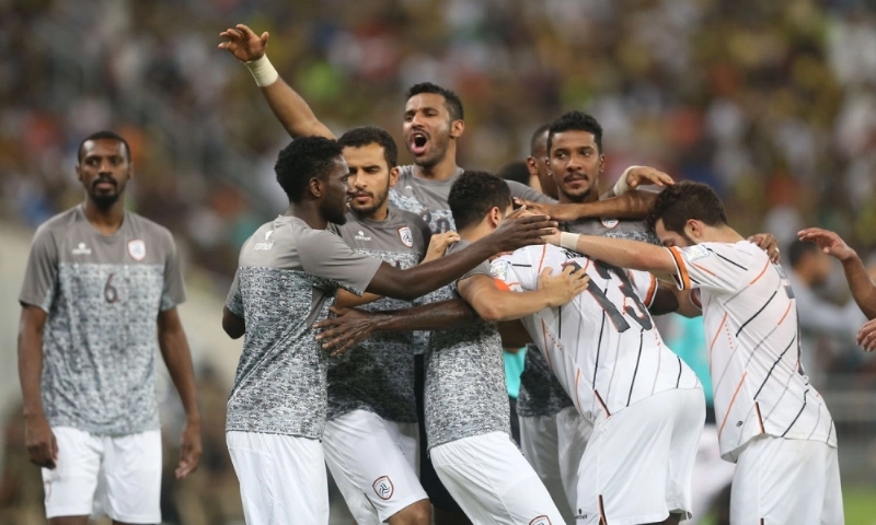 فرحة لاعبي الشباب بهدف بن يطو (علي القرني)