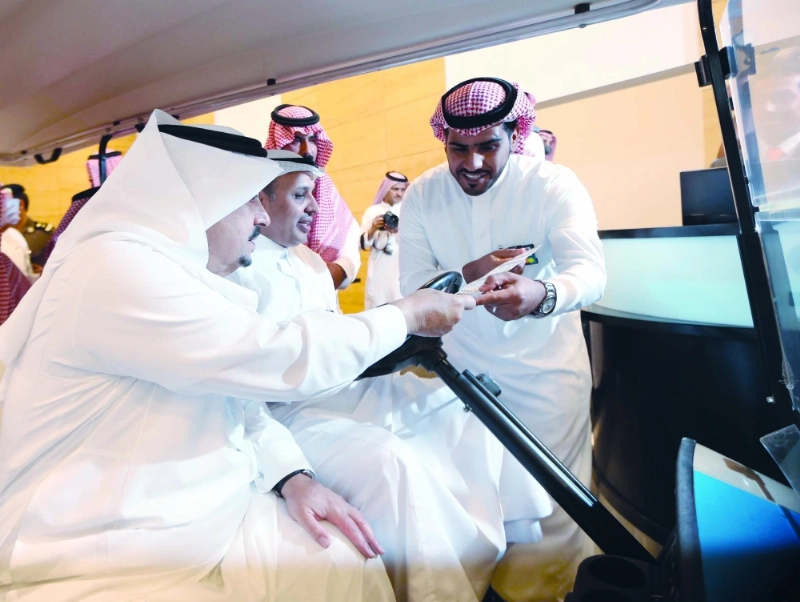 فيصل بن بندر يتفقد سير العفش في القطار أمس (زياد الرزيزاء)