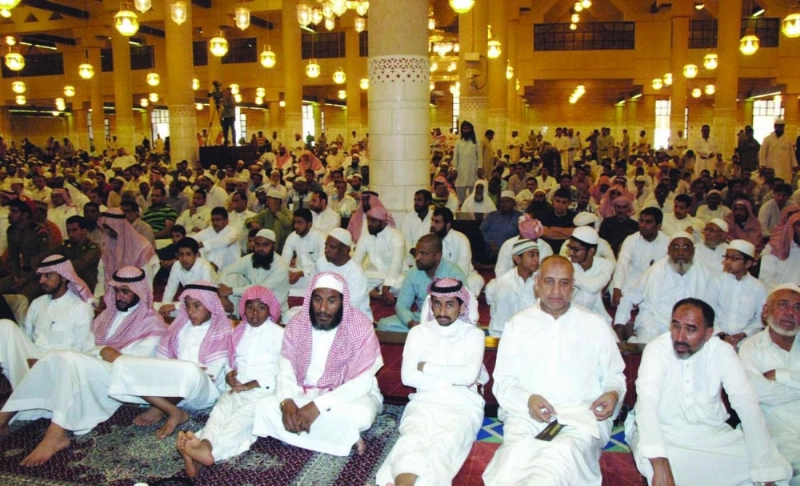 المصلون داخل المسجد (مكة)