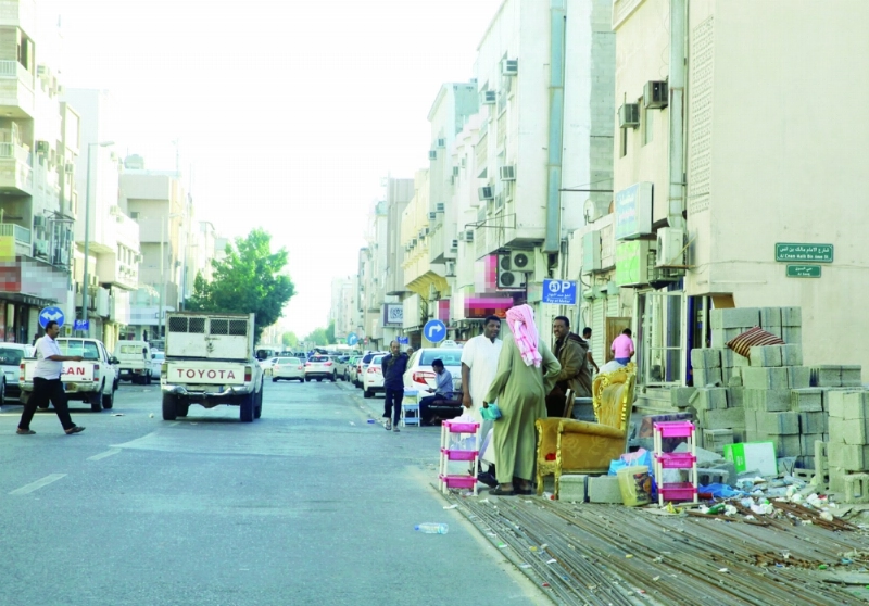 باعة يعرضون بضاعتهم على الزبائن (مكة)