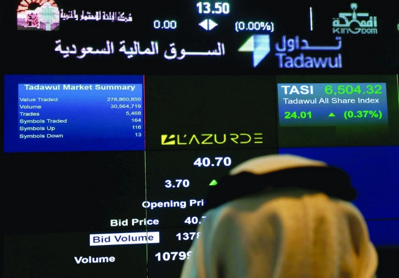 مستثمر يتابع شاشات الأسهم بالرياض (مكة)
