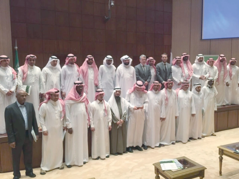 المشاركون في ورشة عمل قضايا الأندية السعودية الخارجية (مكة)