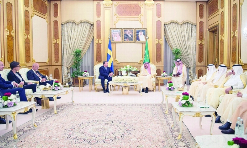 الملك سلمان لدى لقائه ستيفان لوفن والوفد المرافق له في مكتبه بقصر اليمامة أمس (واس)