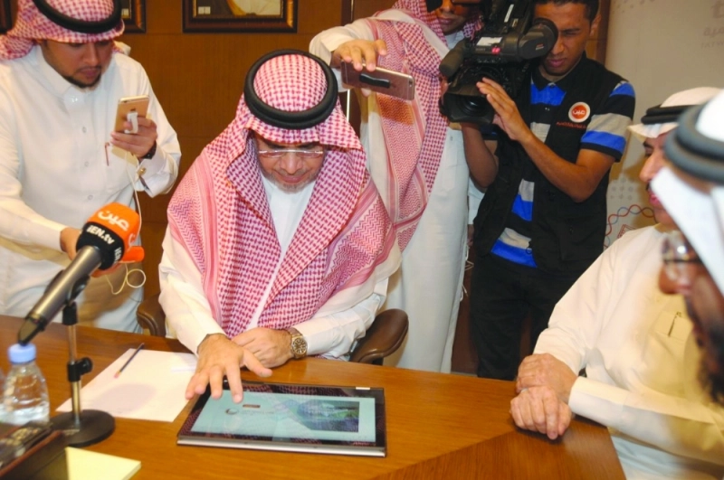 أحمد العيسى خلال تدشين التطبيقين (مكة)