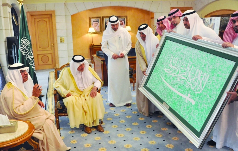 خالد الفيصل يستمع لشرح عن لوحة الخفاق الأخضر (واس)