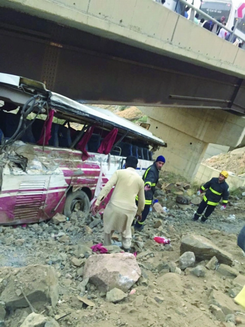 رجال الدفاع المدني خلال مباشرة الحادث (مكة)