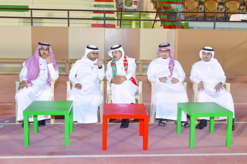 شرفيو الاتفاق بجانب رئيس النادي قبل تدريبات الفريق (مكة)