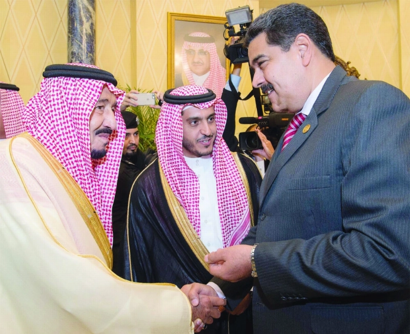 الملك سلمان مستقبلا مادورو موروس في قصره بالرياض أمس الأول (واس)