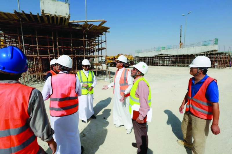 عدد من مهندسي المشروع خلال مراقبة الأعمال (مكة)