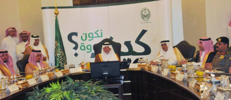 خالد الفيصل لدى ترؤسه اجتماع اللجنة الإشرافية لملتقى مكة الثقافي (مكة)