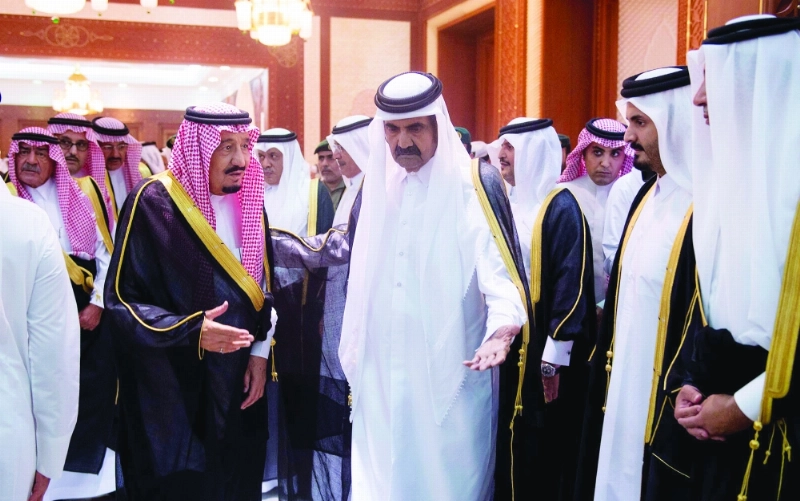 أمير قطر السابق حمد بن خليفة مستقبلا خادم الحرمين خلال العزاء (واس)