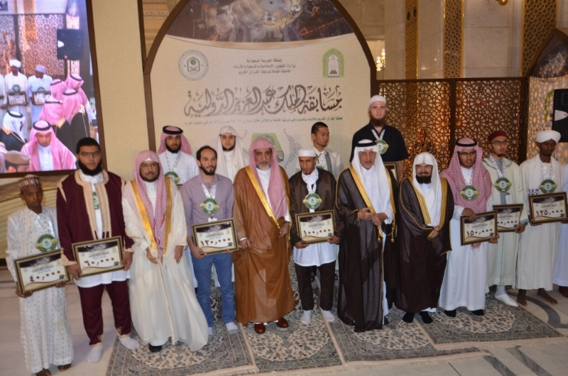 خالد الفيصل في لقطة جماعية مع الفائزين (عبدالمحسن دومان)