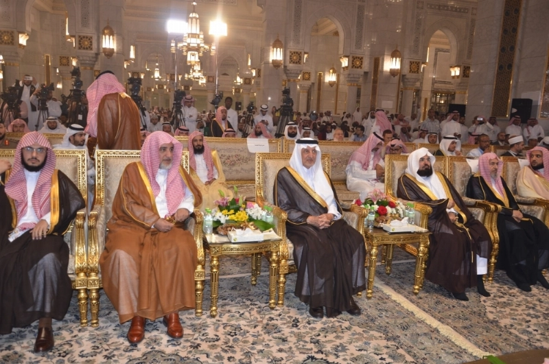 خالد الفيصل خلال رعايته الحفل الختامي لمسابقة الملك عبدالعزيز الدولية (عبدالمحسن دومان)