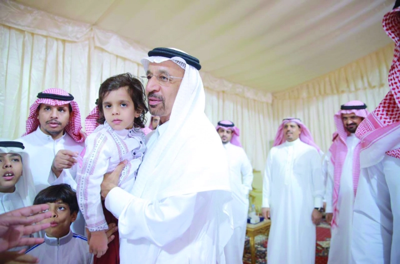 خالد الفالح خلال زيارته منزل أحد المتوفيين (واس)