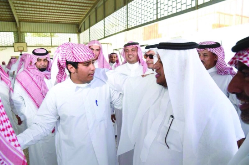عبدالله الثقفي لدى زيارته المدرسة (مكة)