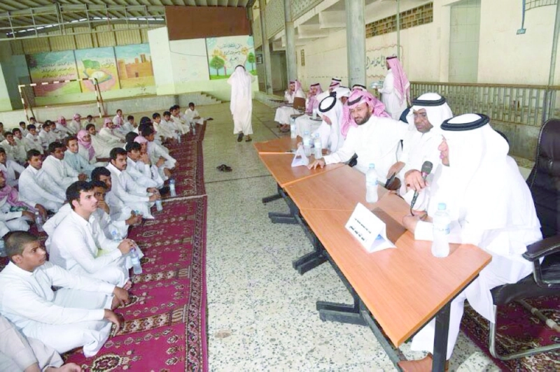 عبدالله الثقفي لدى زيارته المدرسة (مكة)