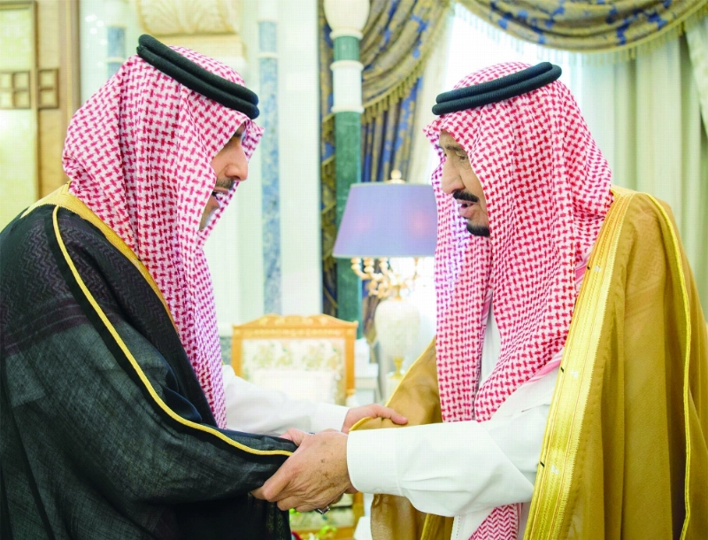 الملك سلمان مصافحا حسام العنقري خلال اللقاء