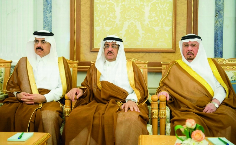 مساعد العيبان وعصام بن سعيد ونزار مدني خلال اللقاء