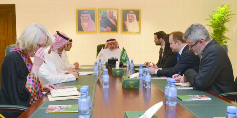 عبدالله الربيعة أثناء استقباله الوفد (واس)