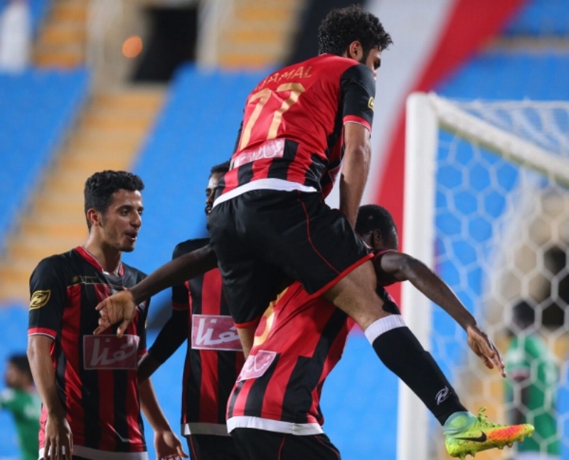 فرحة لاعبي الرائد بهدف إسماعيل بانجورا اليوم (إ ب أ)