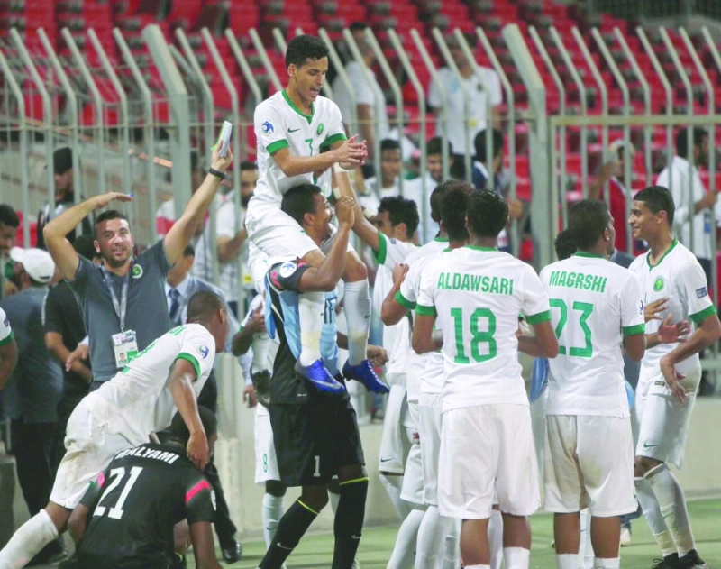 فرحة لاعبي منتخب الشباب بعد التأهل لربع النهائي (مكة)
