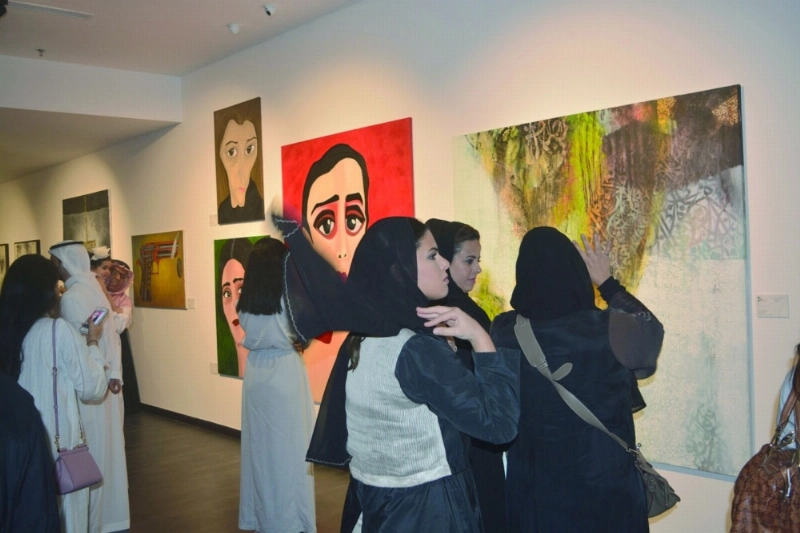 زوار داخل المعرض (مكة)