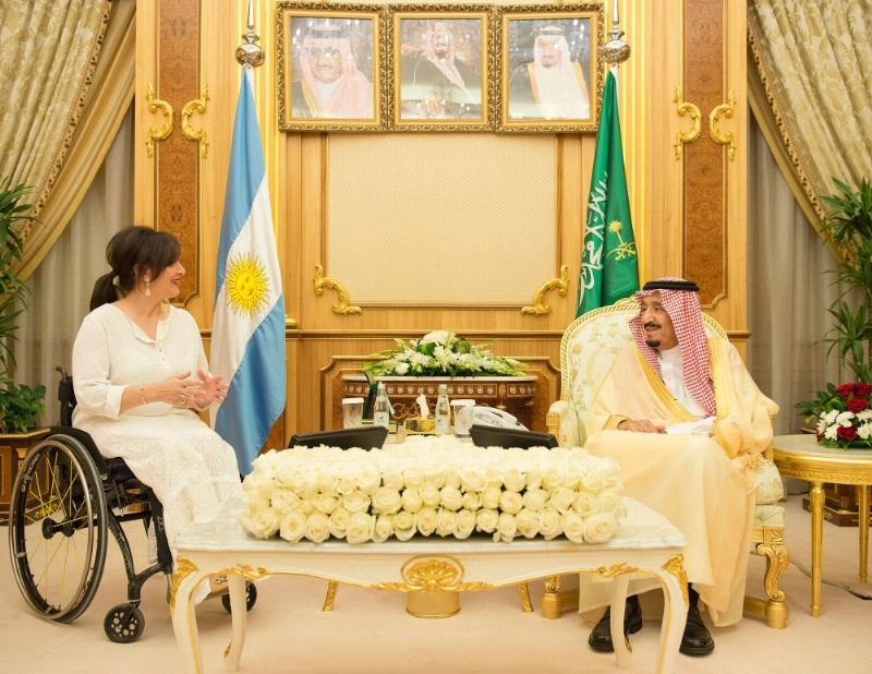 الملك سلمان لدى لقائه غابرييلا ميكيتي