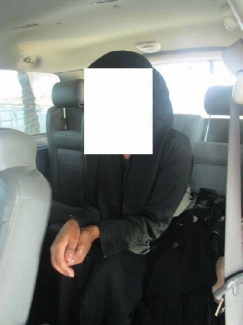 الفتاة لحظة ضبطها في المركبة (واس)