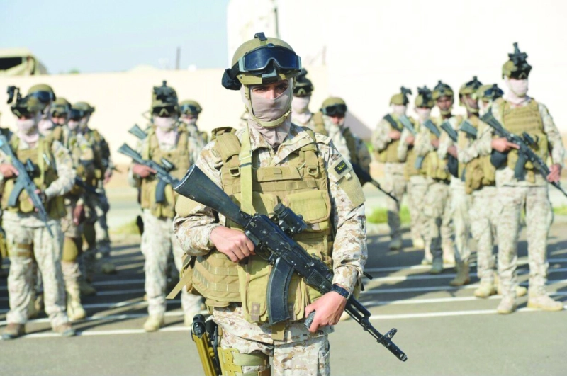 عسكري متأهبا لأداء أحد التدريبات