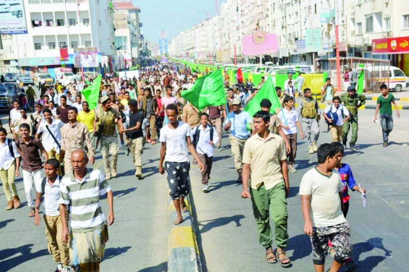 مسيرة احتجاجية في عدن أمس ضد استهداف الحوثيين لمكة (مكة)