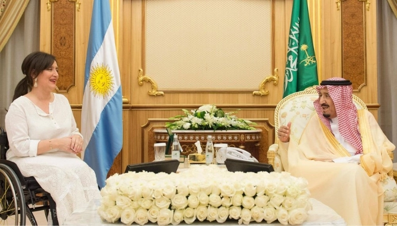 الملك سلمان لدى لقائه جابرييلا ميكيتي في مكتبه بقصر اليمامة (واس)