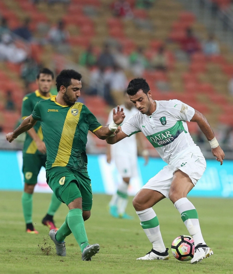 عمر السومة خلال مباراة الخليج (إ ب أ)