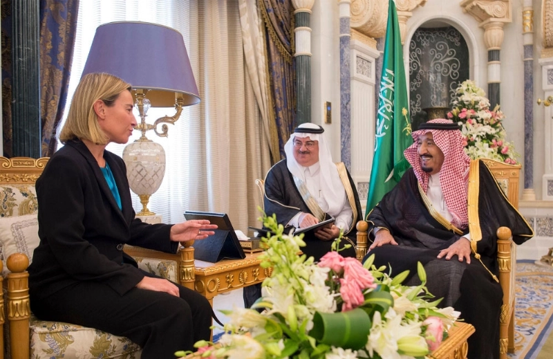 الملك سلمان لدى لقائه فديريكا موجيريني في مكتبه بقصر اليمامة (واس)