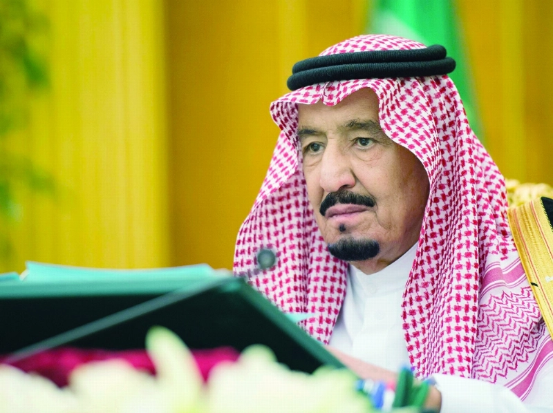 الملك سلمان لدى ترؤسه جلسة المجلس في قصر اليمامة بالرياض (واس)