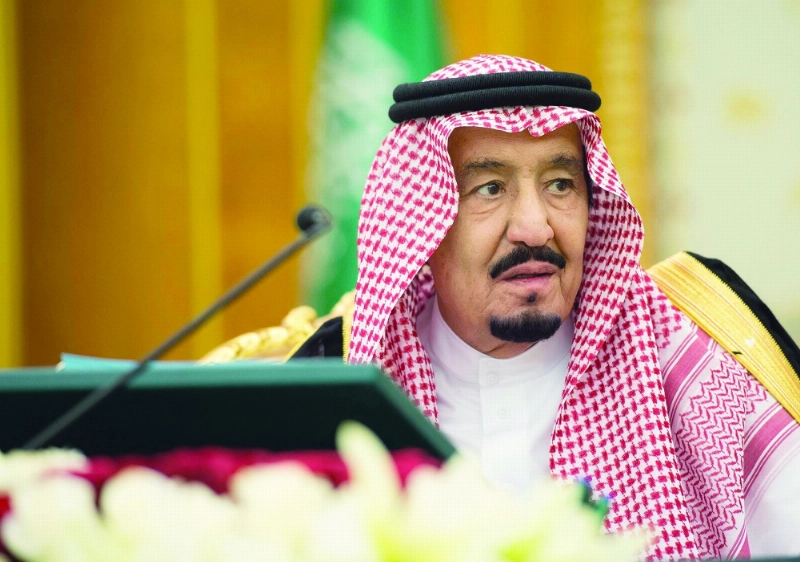 الملك سلمان لدى ترؤسه جلسة المجلس في قصر اليمامة بالرياض (واس)