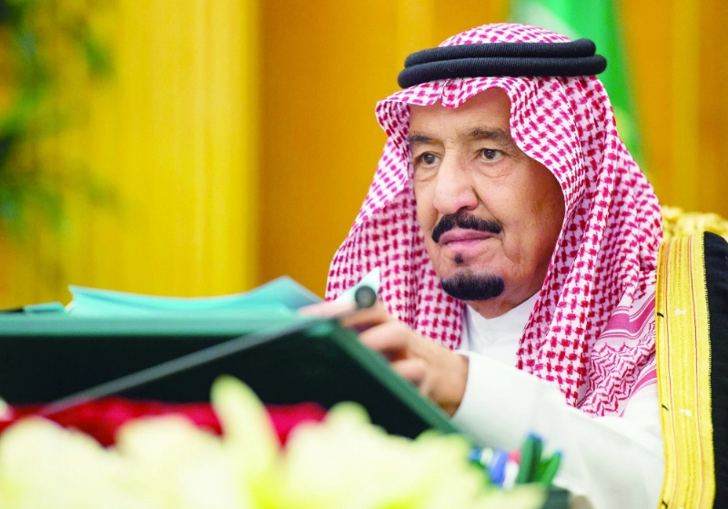 الملك سلمان لدى ترؤسه جلسة المجلس في قصر اليمامة بالرياض (واس)