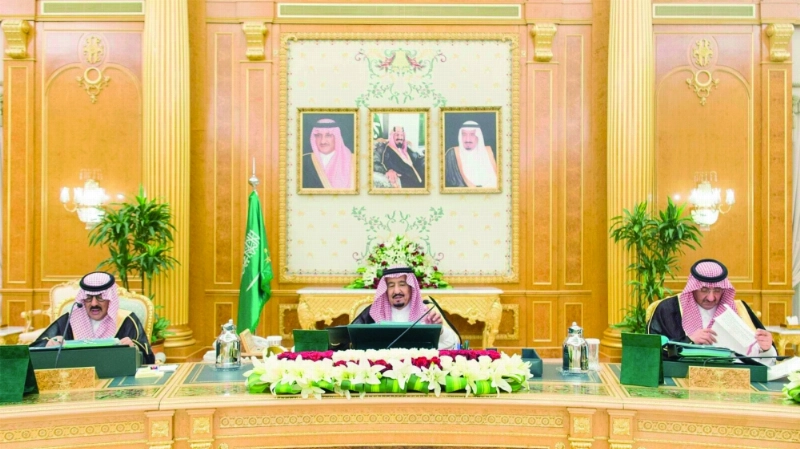 الملك سلمان لدى ترؤسه جلسة المجلس بحضور ولي العهد في قصر اليمامة بالرياض (واس)