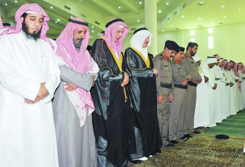 سعود بن نايف يؤدي صلاة الميت على الشهيد سلطان المطيري (واس)