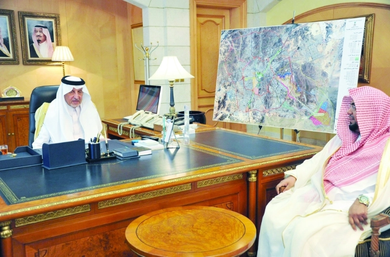 خالد الفيصل مستقبلا عبدالله الحريري أمس (واس)