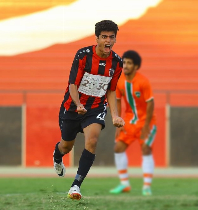 شعار رؤية 2030 على قميص لاعب الرياض خلال مباراة الأنصار (مكة)