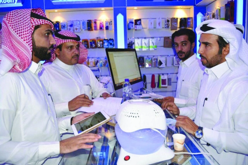 ممثلو العمل في الجناح بمجمع الاتصالات بالرياض (مكة)