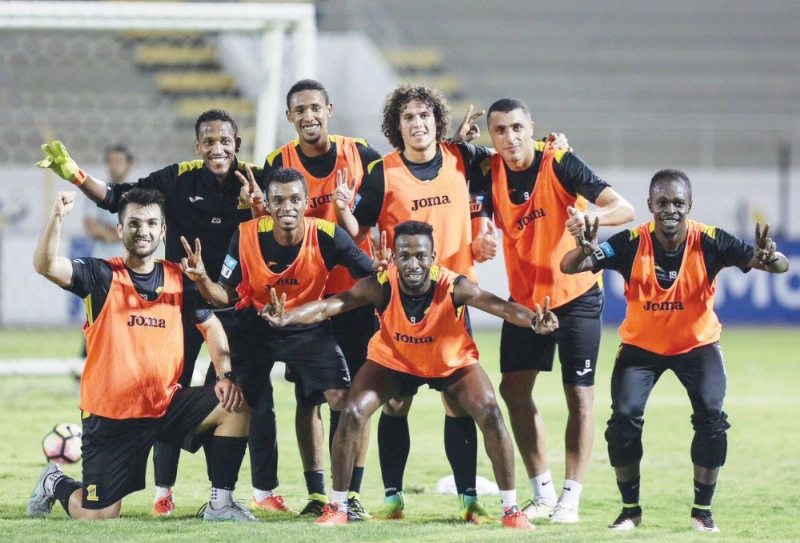 لاعبو الاتحاد قبل بدء حصة تدريبية (إعلامي الاتحاد)